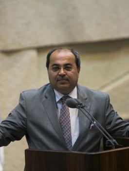 الطيبي يأذن في الكنيست 