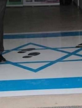 وزيرة اردنية تدوس العلم الاسرائيلي 