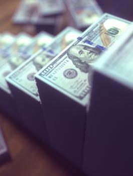 dollar-bills-growing-bar-chart-JUVCQNY