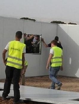 مستوطنون يعيدون وضع "كرفانات" وخيام شرق الخليل
