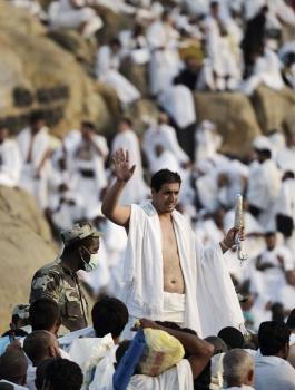 الحجاج يتوافدون على عرفات لأداء الركن الأعظم