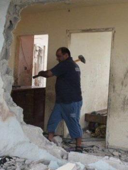 فلسطيني يهدم منزله في سلوان 