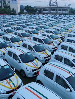 رجل اعمال هندي يوزع سيارات على موظفيه 