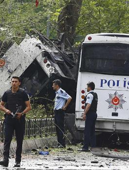 انفجار بستهدف حافلة  للشرطة التركية 