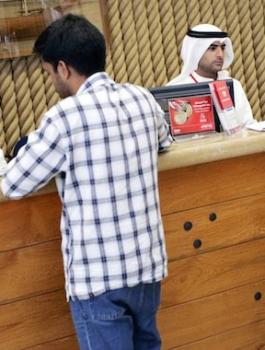 الكويت تلغي عقود موظفين وافدين 