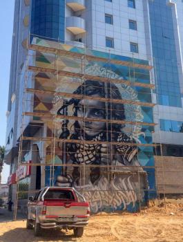 لوحة اعلانات للوطنية موبايل على برج الشيخ في غزة 