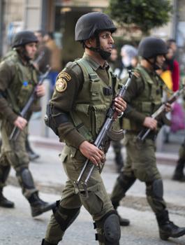 إحالة 7280 عسكرياً للتقاعد المبكر من الضفة وغزة 