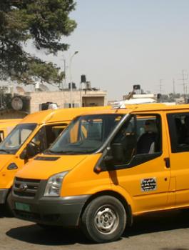 الحكم المحلي تصادق على قرار نظام مواقف المركبات بالضفة 