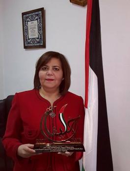 الفائزة بالجائزة شاهناز الفار