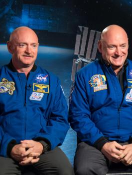 توأمان احداها سافر إلى الفضاء والثاني بقي على الأرض وعند العودة حدث أمراً غريباً