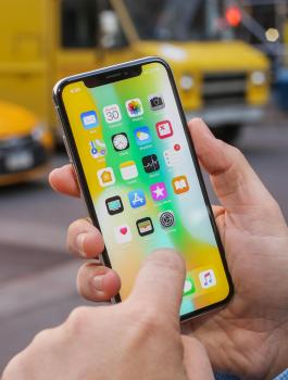 آبل  تستبدل بعض هواتف iPhone X 