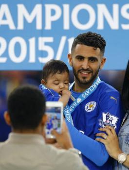 محرز ينفصل عن زوجته 