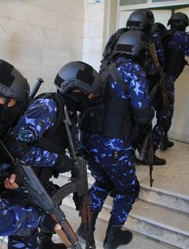 القبض عى مطلوب في الخليل 