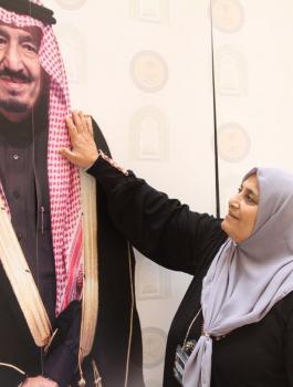 سيدة من غزة تجهش بالبكاء امام صورة للملك سلمان 