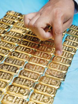 استخراج ذهب من معدة فتاة في الهند 