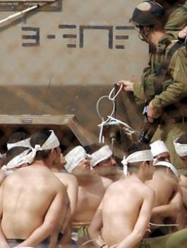 تفتيش الاسرى وهم عراة 