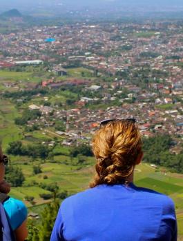 منح دراسية في اندونيسيا 