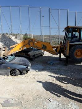 اتلاف مركبات غير قانونية في الخليل 