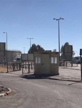 الاحتلال يغلق حاجز قلنديا بالاتجاهين