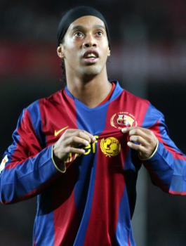 الكشف عن السبب الحقيقي لرحيل رونالدينيو عن برشلونة