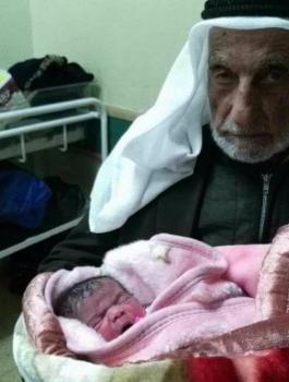 مسن فلسطيني رزق بطفلة 