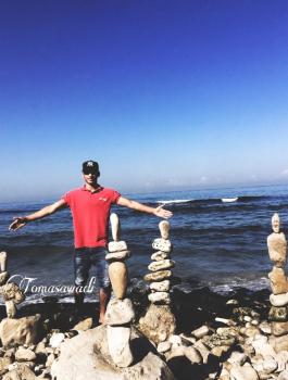 لأول مرة في فلسطين.. غزّي يرسم من الصخور لوحة فنية