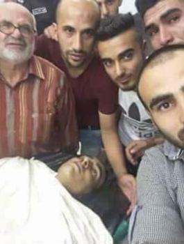 تحديا ً لأفخاي أدرعي ..عائلة شهيد من طولكرم تلتقط صورة سيلفي مع ابنها الشهيد 