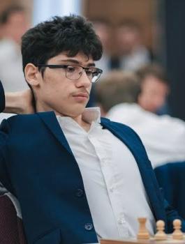 لاعب شطرنج ايراني 