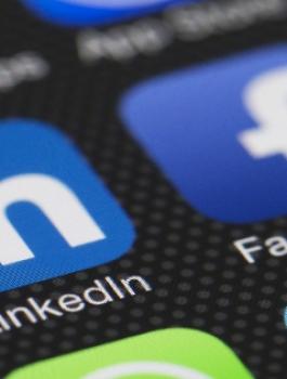 فيسبوك لينكد ان 