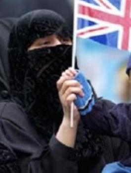 السجن 6 شهور لبريطاني اعتدى لفظيا على امرأة مسلمة وطفلتها ورماهما بشريحة لحم خنزير