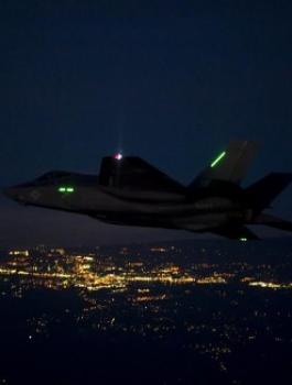 F-35B_night-490x326