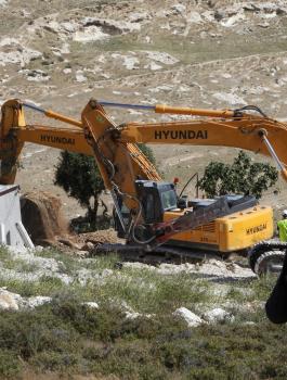 جرافات الاحتلال تهدم منزلا في القدس 