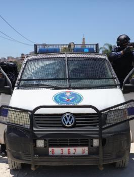 الشرطة تغلق كوفي شوب في طولكرم 