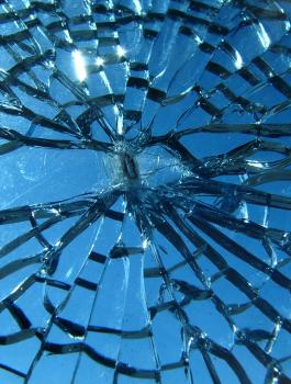 اكتشاف مادة يمكنها إصلاح الزجاج المكسور بكل سهولة