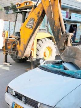 اتلاف مركبات غير قانونية في الخليل 