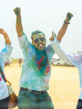 مهرجان  الالوان  في السعودية 