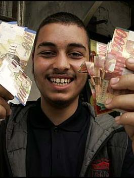 ادخال اموال قطرية الى غزة 