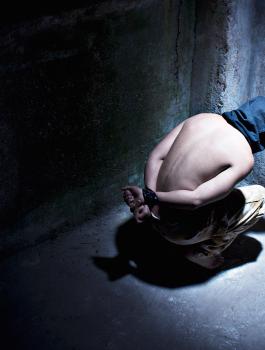 القبض على شخص وتعذيبه 