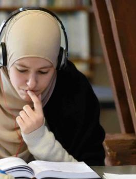 فرنسا ترفض منح جنسية لمسلمة لرفضها مصافحة مسلمين
