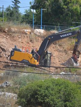 تجريف اراضي المواطنين في نابلس 