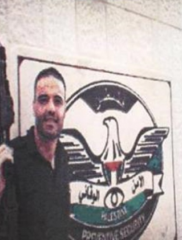 الشاباك يعتقل ضابطاً يعمل في جهاز الوقائي بعد نشره صورة لهتلر عبر فيسبوك 