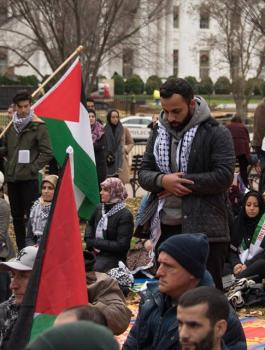 الكوفية الفلسطينية على رؤوسهم.. المئات يؤدون الجمعة أمام البيت الأبيض