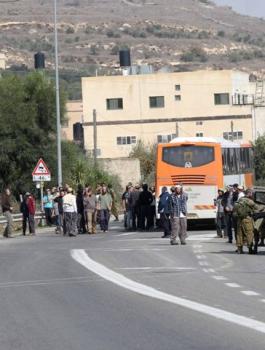 الاحتلال يغلق حاجز حوارة 