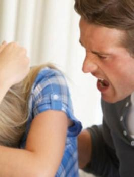 تعنيف المرأة 