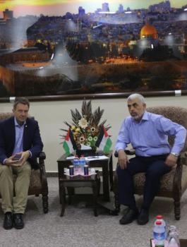 اجتماع بين السنوار ورئيس الصليب الأحمر في غزة 