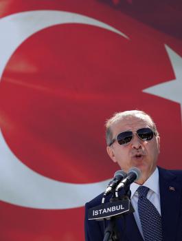 رجل يهاجم أردوغان من أجل عناقه