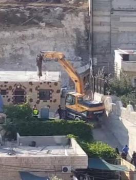 جرافات الاحتلال تهدم منزلين في سلوان بالقدس 