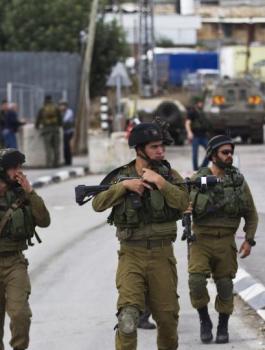 israeli-soldiers-walk-formation-while-patrol