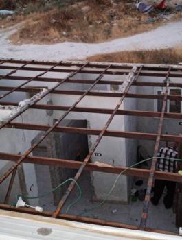 مواطن يهدم منزله ذاتيا في القدس 