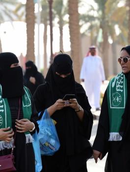بن سلمان: المرأة السعودية غير ملزمة بارتداء غطاء الرأس